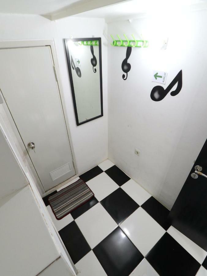 Отель Kamar Keluarga Duri Kosambi Джакарта Экстерьер фото
